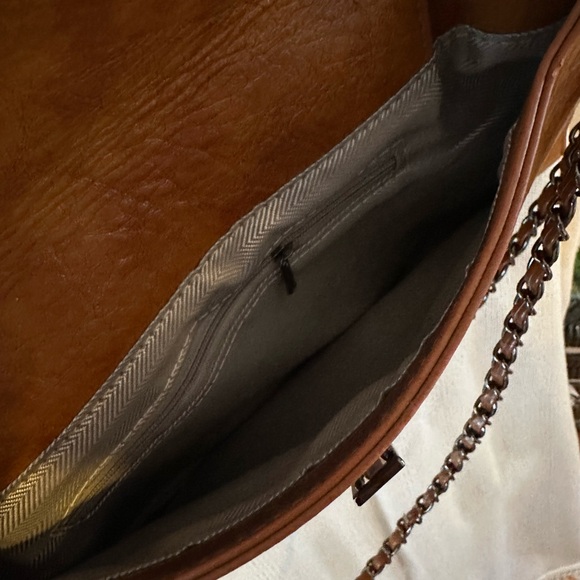 Elegant Brown Leather Shoulder Bag - Picture 4 of 4